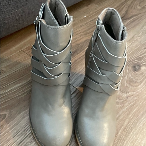 Macy's Elegant Gray Ankle Booties - Picture 1 of 4
